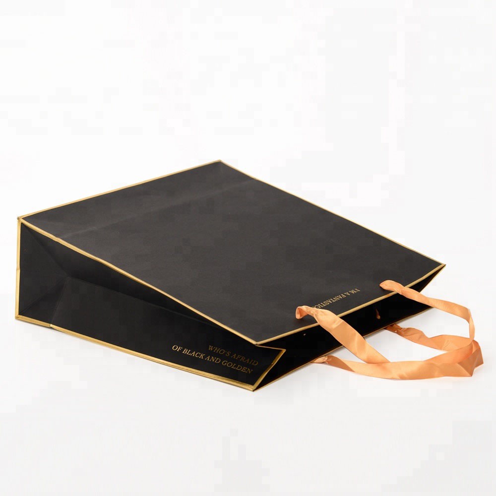 Logotipo de marca personalizado de luxo, folha de ouro, embalagem de presente, artesanato preto, saco de compras de papel com alça de fita