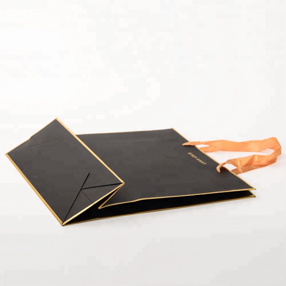 Logotipo de marca personalizado de lujo, estampado de lámina dorada, embalaje de regalo, bolsa de compras de papel artesanal negra con asa de cinta