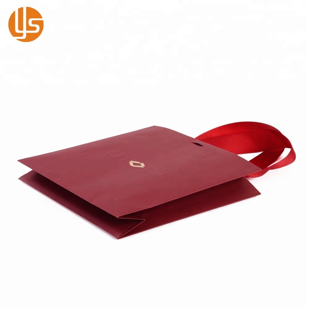 Chine fabrication en gros conceptions personnalisées emballage de vêtement fait à la main sac en papier de Shopping fantaisie rouge