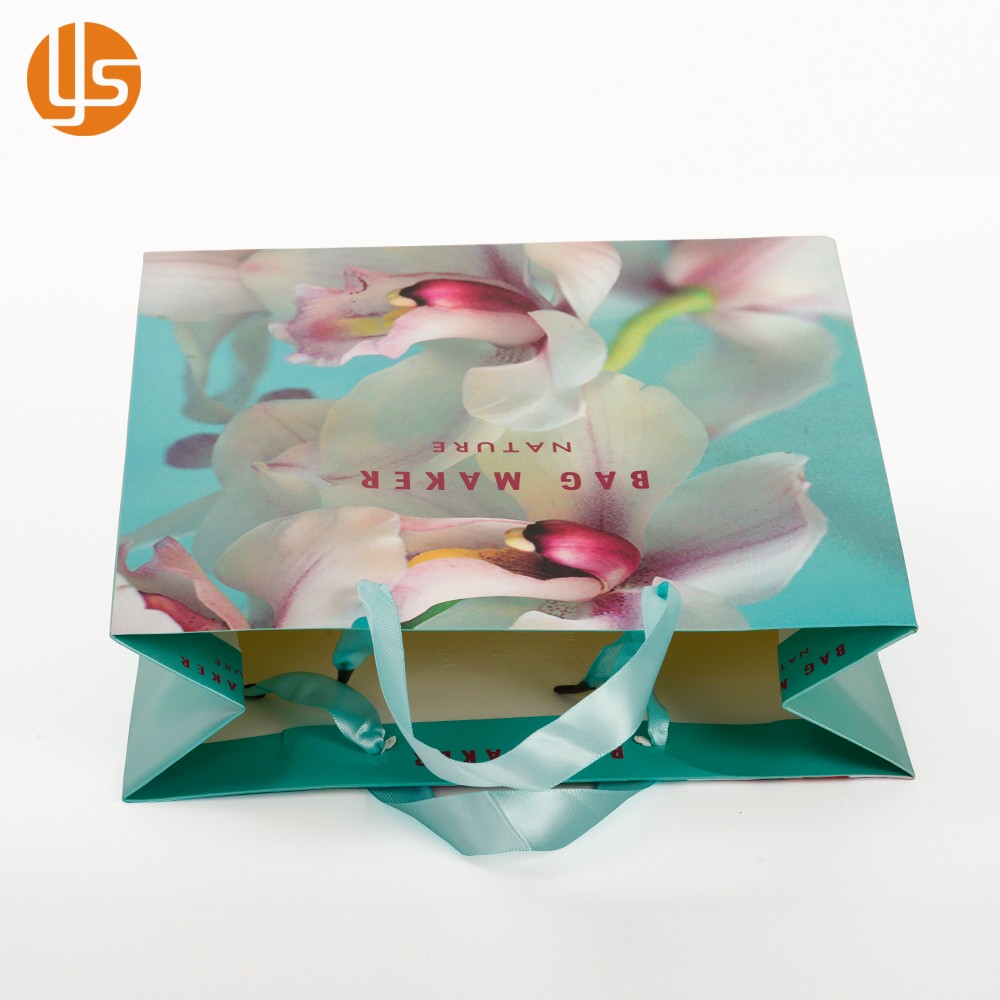 Sacs de transport en papier bleu clair, Design personnalisé de fleurs d'hibiscus de printemps, sacs d'épicerie à poignée en ruban pour mariage