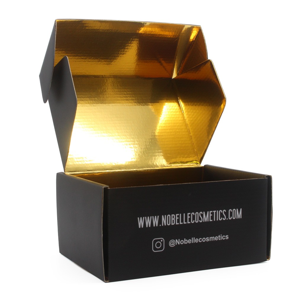 Почтовая коробка золотого цвета с индивидуальным логотипом.