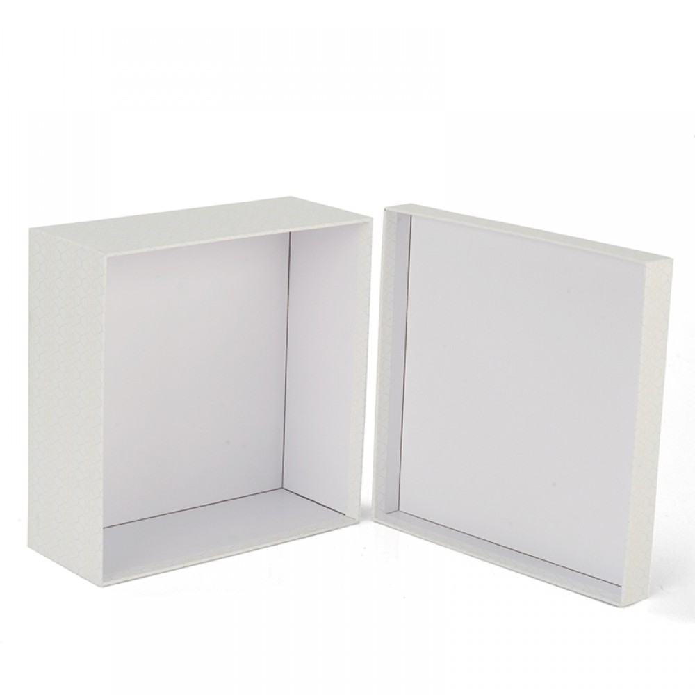 Картонная коробка с белой крышкой и крышкой