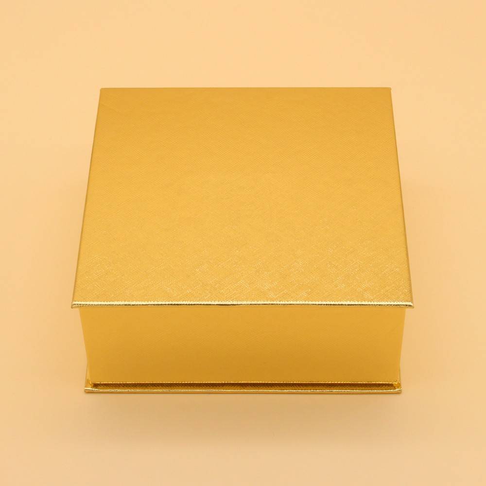Магнитная подарочная коробка из розового золота с бумажной вставкой.