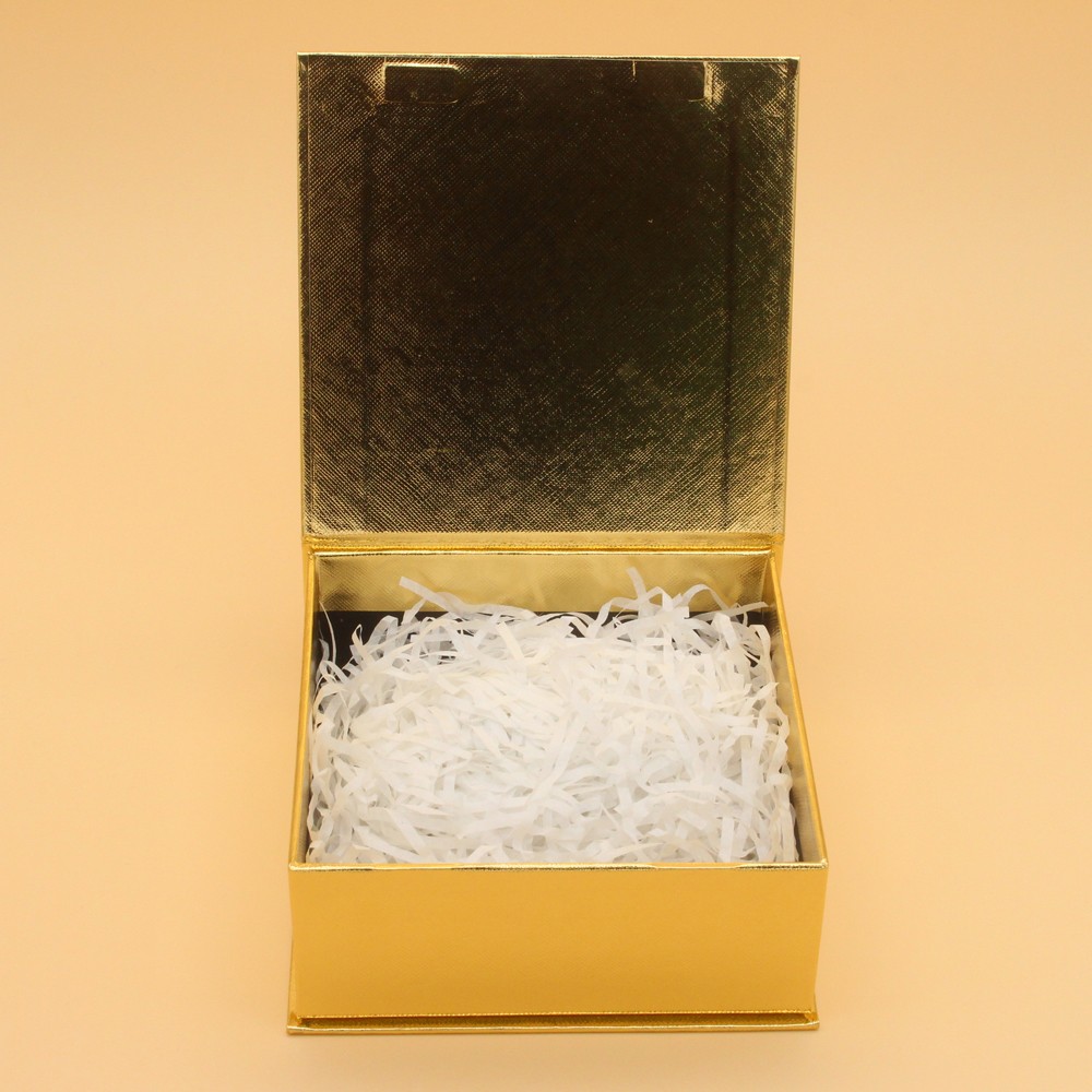 Магнитная подарочная коробка из розового золота с бумажной вставкой.
