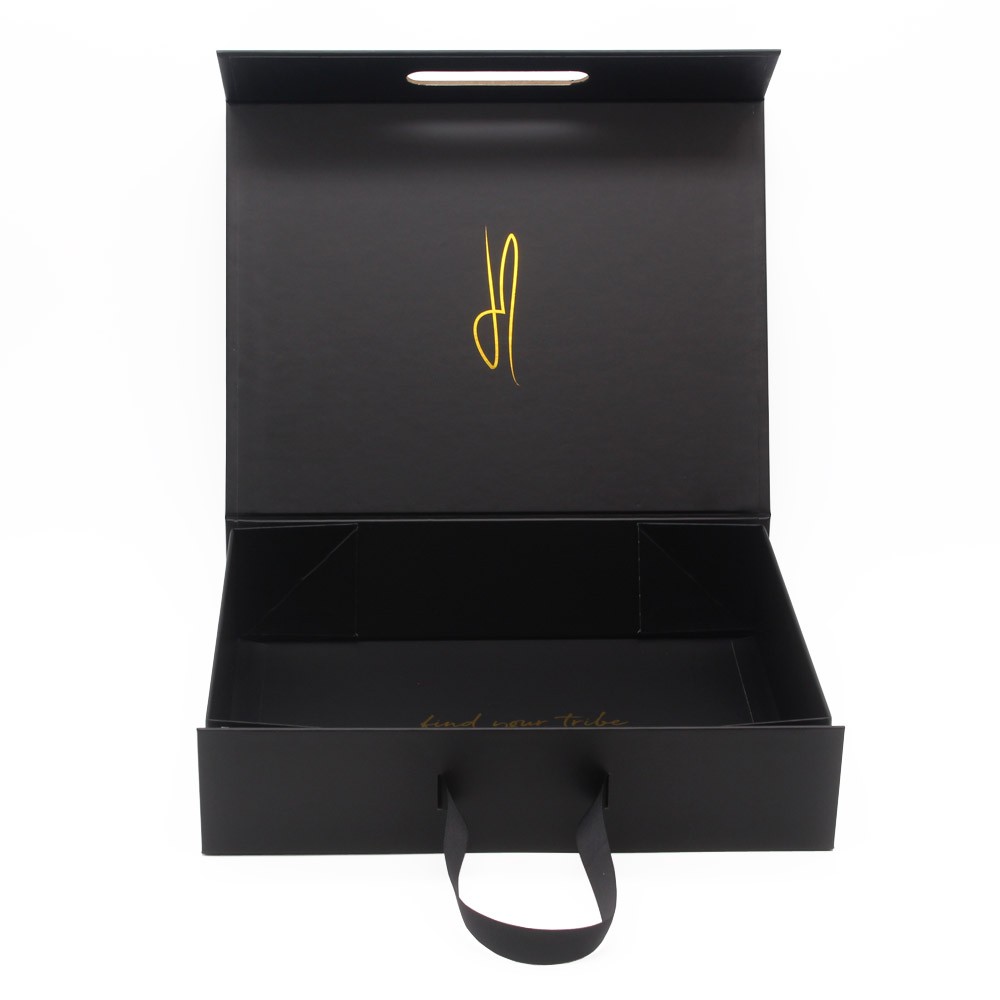 Черная магнитная коробка для упаковки одежды.