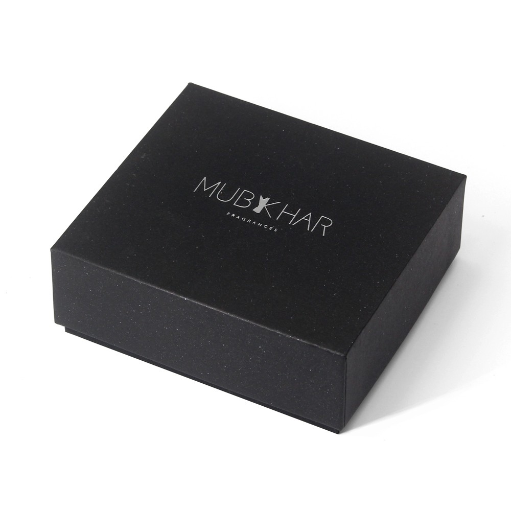 Черная подарочная коробка с квадратной крышкой.