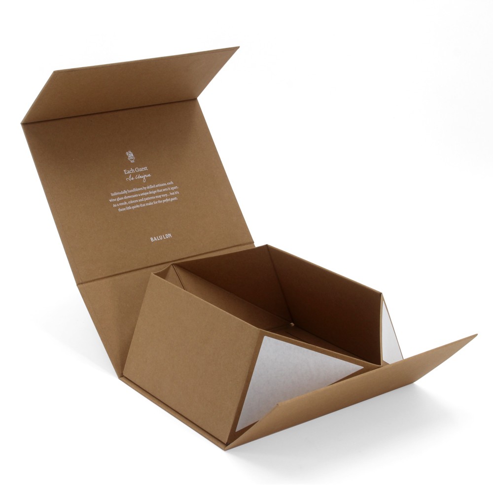 Упаковка коробки из коричневой бумаги