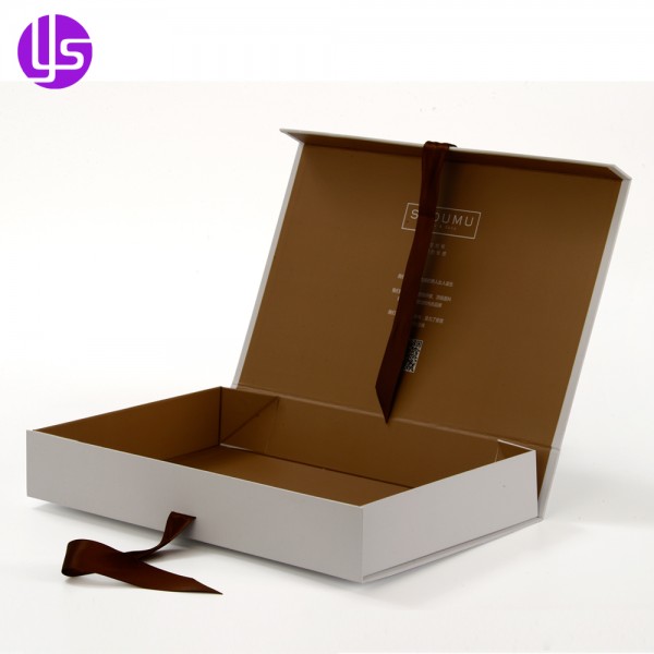 Небольшая складная плоская складная бумажная картонная подарочная коробка с полноцветной печатью и магнитной застежкой