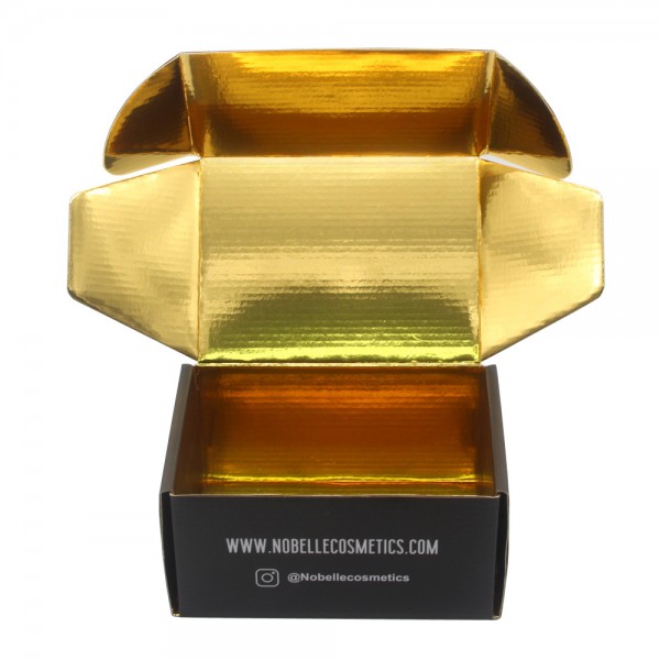 Почтовая коробка золотого цвета с индивидуальным логотипом.