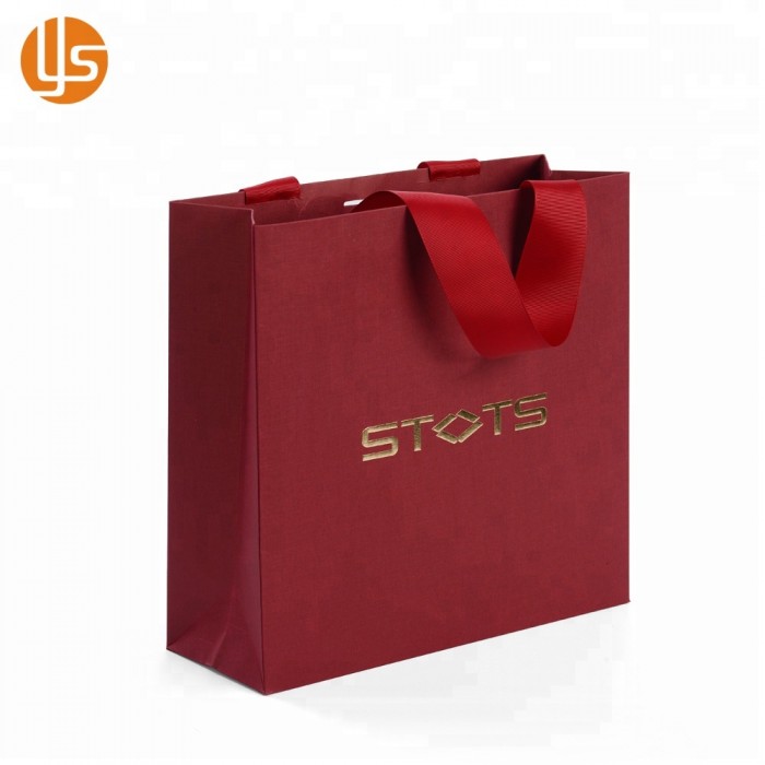 China Fabricação por atacado com designs personalizados para embalagens de roupas feitas à mão Saco de papel de compras vermelho sofisticado