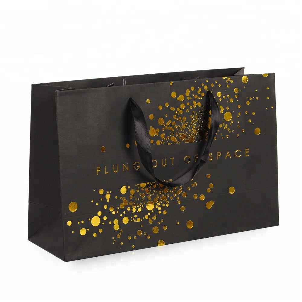 Bolsa de papel negra de sellado en caliente de oro para compras de regalos de cartón artesanal con logotipo personalizado al por mayor
